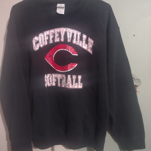 gildan Tops - Woman's Coffeyville softball sweatshirt size medium the brand is Gildan